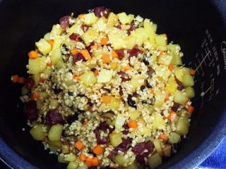 11、电饭锅土豆腊肠饭,把炒好的材料放进电饭锅里