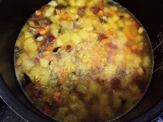 12、电饭锅土豆腊肠饭,放入刚好抹过材料的水量