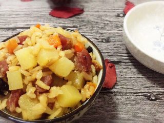 15、电饭锅土豆腊肠饭,又香又好吃????
