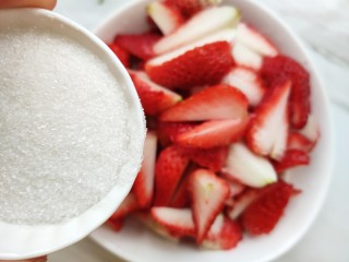 3、自制草莓酱,一个草莓切成4半