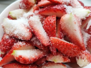 4、自制草莓酱,撒上砂糖腌制1小时