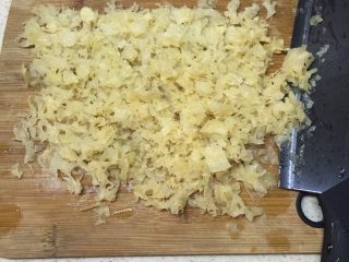 2、山楂银耳羹,剪去蒂，切碎。这一步是为了吃到有胶质银耳的关键。