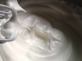 3、蛋糕甜甜圈,蛋白装入无油无水的容器中,滴几滴白醋,分三次放糖打至硬性状态,即提起打蛋器有挺立的小尖