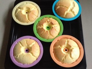 8、蛋糕甜甜圈,烤箱预热,放中层,150度烤20分钟,然后出炉