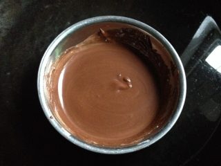 10、蛋糕甜甜圈,巧克力隔水融化,水温控制在50度左右