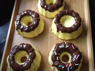 12、蛋糕甜甜圈,趁巧克力还没有凝固放上彩糖装饰