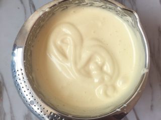 3、核桃红枣蛋糕,用打蛋器打发至滴落的蛋液不易消失即可。