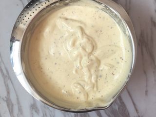 4、核桃红枣蛋糕,加入红枣碎，搅拌几下