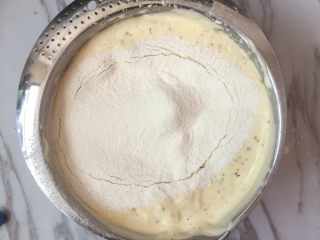 5、核桃红枣蛋糕,筛入低粉，泡打粉翻拌均匀