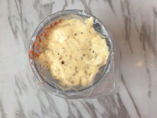 8、核桃红枣蛋糕,拌好的面糊装入裱花袋内