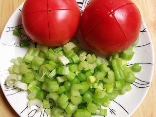 3、番茄金针菇汤,芹菜切丁待用,西红柿切个十字。