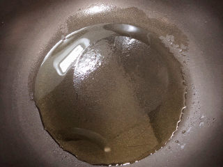 6、番茄金针菇汤,锅中倒油,加热至五成热。