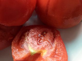 3、自制风味蕃茄酱,开水泡约1分钟，去皮对半切开去蒂