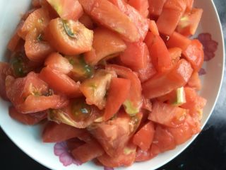 4、自制风味蕃茄酱,切块备用