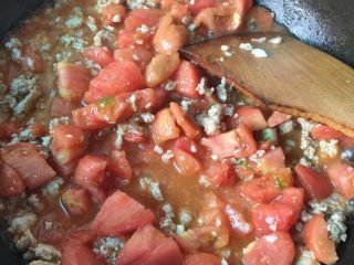 7、自制风味蕃茄酱,倒入蕃茄块，不断翻炒