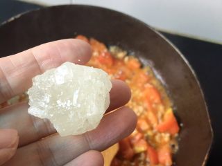 8、自制风味蕃茄酱,蕃茄出水后，加入冰糖熬至浓稠