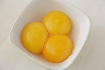 1、轻乳酪杯子蛋糕,将鸡蛋的蛋黄和蛋白分离至两只无水无油的料理盆中,蛋黄可用小碗。