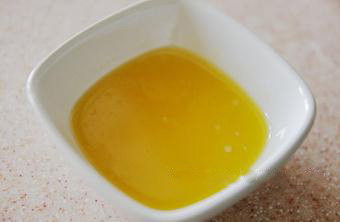 2、轻乳酪杯子蛋糕,黄油隔热水融化成液态,搅拌均匀。