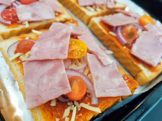 14、吐司培根披萨,培根切小块与小可爱一起放上去