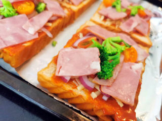 15、吐司培根披萨,来点西兰花