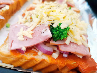 16、吐司培根披萨,再加上奶酪