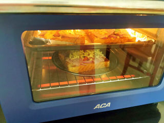 18、吐司培根披萨,放进180度烤箱