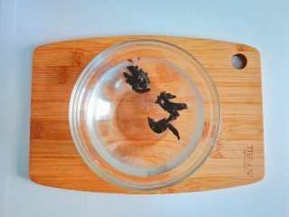 3、补铁食谱-花生酱木耳米粉糊,加入温水泡发