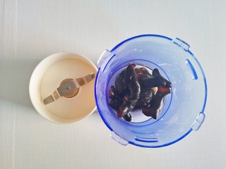 6、补铁食谱-花生酱木耳米粉糊,将木耳和少许水放入辅食机
