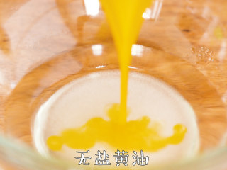 3、【布鲁塞尔松饼】浓浓巧克力风味,加入融化的无盐黄油，搅拌均匀