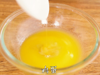 4、【布鲁塞尔松饼】浓浓巧克力风味,加入鸡蛋，搅拌均匀