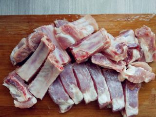 1、土豆烧排骨,排骨洗净，泡去血水，切成条