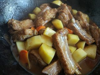 11、土豆烧排骨,翻炒收汁