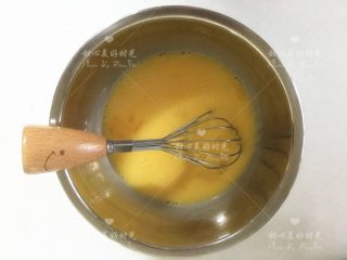 3、胡萝卜香草泡芙（8线连架小胡萝卜模具）,将鸡蛋打散（无需打发）