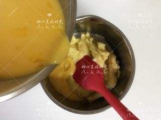 6、胡萝卜香草泡芙（8线连架小胡萝卜模具）,加入打散的鸡蛋液，首次需要大量加入