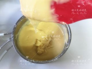 7、胡萝卜香草泡芙（8线连架小胡萝卜模具）,用刮刀以切拌的手法混合面糊与蛋液，并分多次少量加入直至面糊挂壁到三角状态