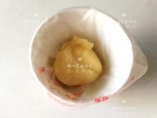 12、胡萝卜香草泡芙（8线连架小胡萝卜模具）,将香草馅料从冰箱取出后，回温装入裱花袋中