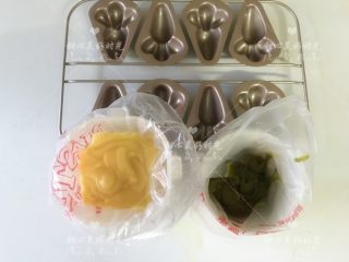10、胡萝卜香草泡芙（8线连架小胡萝卜模具）,准备2个杯子，将裱花袋套在杯中，分别装入面糊