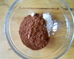 1、四叶草抹茶慕斯,可可粉与糖混合，拌匀