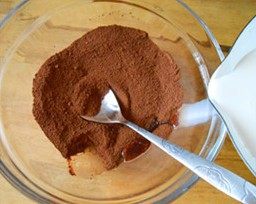 2、四叶草抹茶慕斯,牛奶加热，先一点点加入到可可粉与糖的混合物中