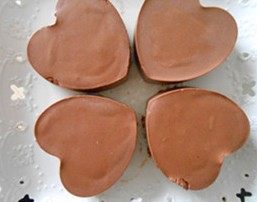 9、四叶草抹茶慕斯,取出，用吹风机吹四周，脱模。撒上抹茶粉。稍装饰就可以了