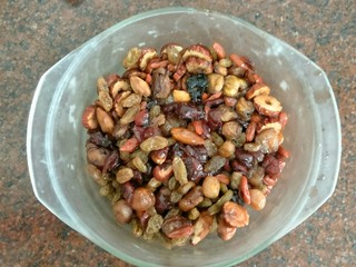 2、红酒果料面包,倒入红酒没过坚果干的程度放入冰箱冷藏室浸泡一个晚上，然后沥干水分备用