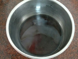 3、红酒果料面包,红酒煮开后开小火继续煮2分钟后熄火，晾凉（红酒煮开后要称的克数是不是220克，配方是煮开后的量，所以煮前可以多加点红酒）