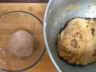 8、红酒果料面包,面团盖上保鲜膜醒发到面团是原来的2倍大即可