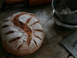 16、红酒果料面包,预热烤箱200°后，中层上下火200°20分钟左右