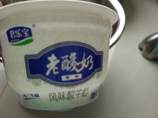 1、宝宝的小零食,入口即化嘎嘣脆!酸奶溶豆,制作溶豆,首先在选择材料上要注意,这是成功的关键所在。材料选错了,那你也做不好的。酸奶要选用固体的那种老酸奶,很浓稠的,牌子无所谓,只要是固体的就可以。