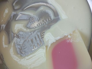 5、宝宝的小零食,入口即化嘎嘣脆!酸奶溶豆,用刮刀用力碾压,使奶粉和淀粉与酸奶充分融合,最好不要有一点颗粒,否则挤的时候就是一坨一坨的不成型。