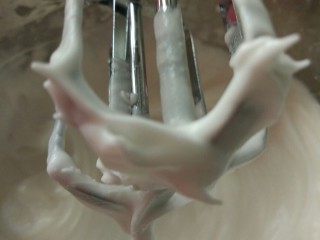 6、宝宝的小零食,入口即化嘎嘣脆!酸奶溶豆,做溶豆打蛋白最好用低速打发,这样打出来的蛋白会更稳定!打到直立的三角,低速在打十几秒就差不多了,如图提起打蛋器能看到好几个小尖角的状态。切记也不能打过了!