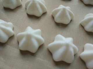 8、宝宝的小零食,入口即化嘎嘣脆!酸奶溶豆,拌好的酸奶糊装入裱花袋,挤在烤盘上。(裱花袋和裱花嘴提前装好,烤盘提前铺好油纸或油布、烤箱预热这都要提前就准备好的,)