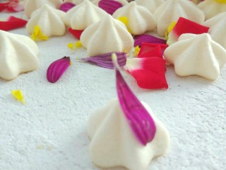 9、宝宝的小零食,入口即化嘎嘣脆!酸奶溶豆,用量要严格的要求,这个配方的酸奶可以等量换成香蕉泥、牛油果泥、紫薯泥、南瓜泥都可以,但是要记得一定要过筛!新手不建议换成蔬菜泥和新鲜含水量大的水果泥,先把这个配方做好了,你在慢慢尝试别的口味,要换水果泥也一定要沥干水份然后过筛才能使用!这样含水量大的果泥,成型不如酸奶、香蕉、牛油果的状态好,但是烤出来的味道也是一样的,只要是烤熟了,口感是一样的。