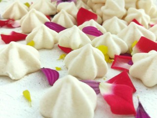 10、宝宝的小零食,入口即化嘎嘣脆!酸奶溶豆,如果溶豆不能轻易的从烤纸或烤垫上拿下来,或者底部还有一点黏黏的,那就是没烤熟,还要低温延长时间,或者在烤箱闷一会。